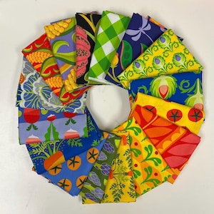 Peut inclure: Une disposition circulaire de carrés de tissu pliés avec divers motifs colorés. Les motifs comprennent des motifs floraux, géométriques et botaniques dans des tons de rouge, jaune, bleu, vert et violet. Les tissus sont disposés en cercle.