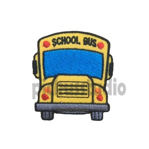 Może przedstawiać: Naszywka z haftowanym żółtym autobusem szkolnym z napisem "SCHOOL BUS" czarnymi literami i czerwonymi kółkami po bokach.