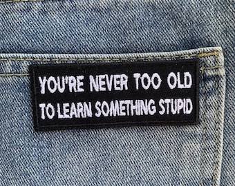 Parche divertido "Nunca eres demasiado viejo para aprender algo estúpido" para planchar, parche DIY para chaqueta, mochila, pantalones vaqueros.