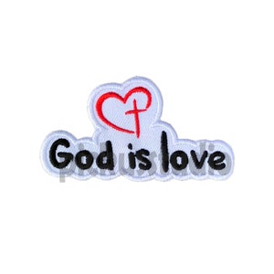 Peut inclure: Patch brodé blanc avec un cœur rouge contenant une croix et le texte "God is love" en noir.