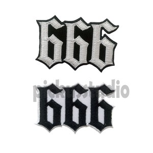 Peut inclure: Deux patchs thermocollants avec le nombre 666 dans une police gothique. Le patch du haut est noir avec des lettres blanches, et le patch du bas est blanc avec des lettres noires.