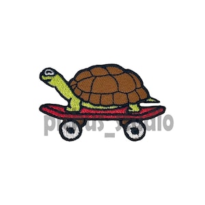 Schildpad op skateboard opstrijkbare patch, naai geborduurde patch-applicaties