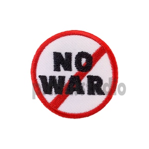 Puede incluir: Un círculo rojo con una línea roja diagonal que lo atraviesa. Las palabras "NO WAR" están escritas en letras negras dentro del círculo.