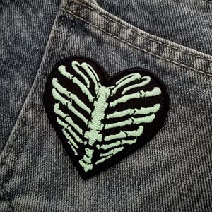 Broderad lapp med skelett-hjärta som lyser i mörkret, broderad med bröstkorgens hjärta, gör-det-själv-lapp för jacka, ryggsäck, jeans, kardborreband