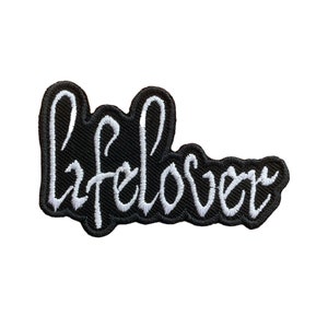 Peut inclure: Écusson thermocollant noir brodé avec une inscription en cursive blanche qui dit "lifelover".