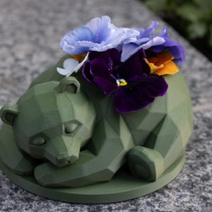 Maceta geométrica con forma de oso durmiendo, PLA verde salvia mate, maceta para suculentas y cactus.