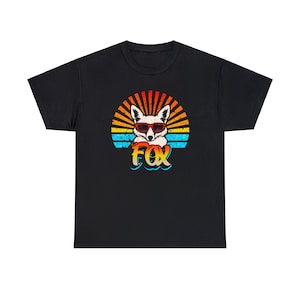 T-shirt graphique Funky Fox : lunettes de soleil rétro et rafale arc-en-ciel image 1