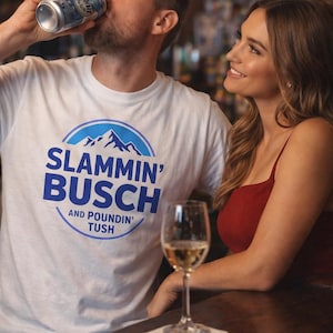 Slammin' Busch Mountain-logotyp T-shirt | Retro ölparodi-tröja
