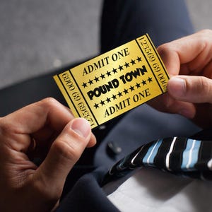 Pound Town Admit One Ticket - Spaß Paare Neuheit Sammlerstück Gag Geschenk - Perfekt für Liebhaber, Partys, Spiele, Veranstaltungen. Junggeselle Junggesellin