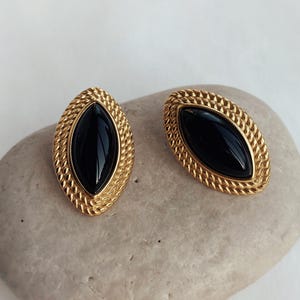 Eleganti orecchini in onice nero - Borchie ovali dorate di ispirazione vintage - Gioielli retrò anni '80 - Italia