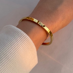 Gold Bangle / Thin Minimalist Bracelet / Minimalist Jewelry / Oval Bangle/ Click Bracelet / Simple Bracelet / Dainty Jewelry / Gift for Her
