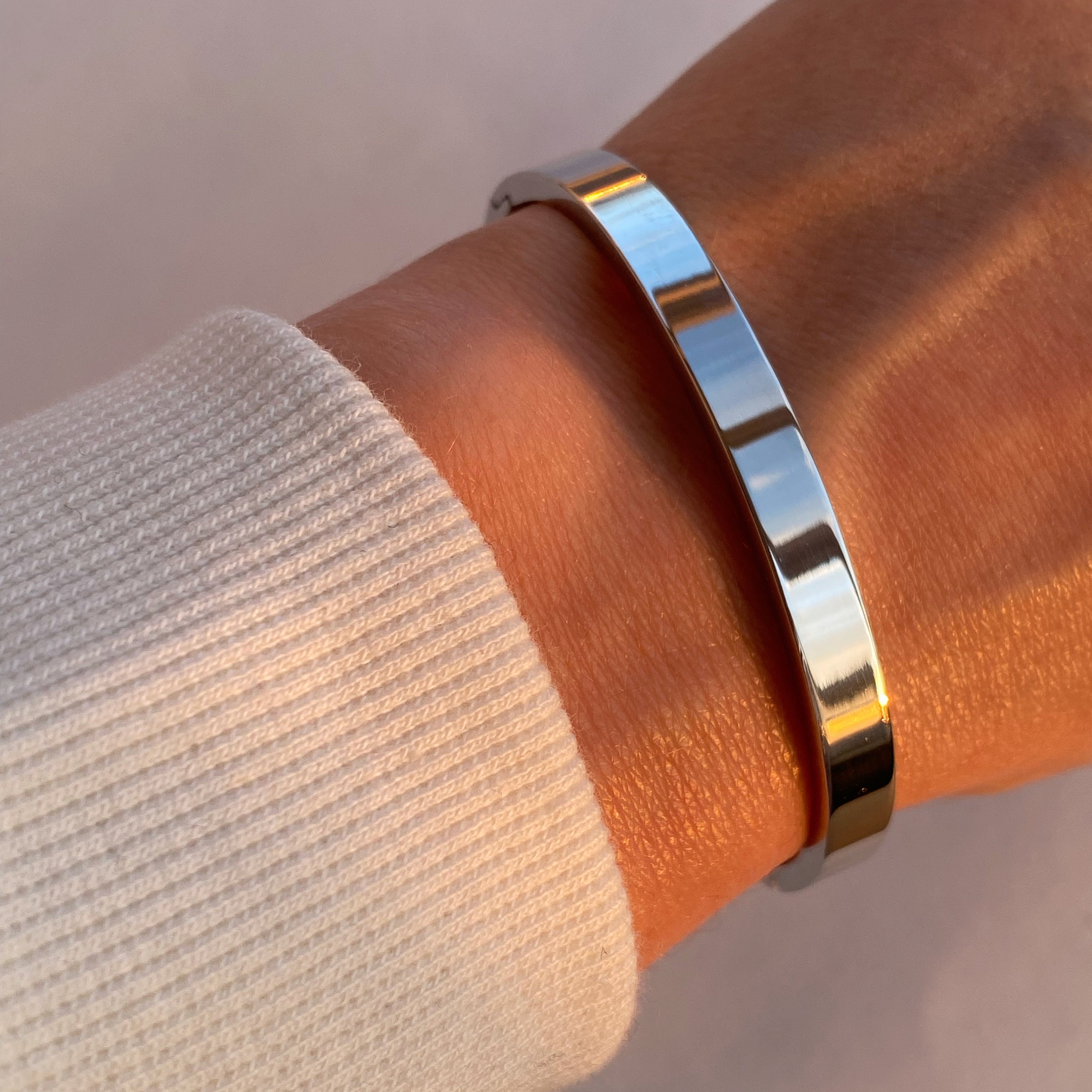 Minimalist Bracelet / Silver Click Bangle / Minimalist