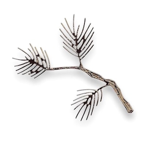 Könnte beinhalten: Eine Metallskulptur eines Kiefernastes mit drei Nadeln. Der Ast besteht aus dünnem, gedrehtem Metall und hat eine goldene Oberfläche.