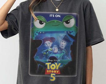 Camiseta retro de Disney Pixar Toy Story 5 con colores cómodos, camisetas de Woody y Buzz Lightyear con Lilypad, camiseta de Toy Story con Lilypad, camiseta con personajes de películas de Disney