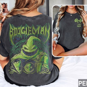 Könnte beinhalten: Ein schwarzes T-Shirt mit einem grünen und schwarzen Grafikdruck des Boogieman aus dem Film Nightmare Before Christmas. Der Text "Boogieman" ist in einer fetten, gotischen Schrift gedruckt.