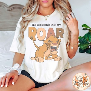 Koszulka Retro Disney Simba Lion King, Pracuję nad moim T-shirtem Roar, Koszulka Lion King Animal Kingdom, Prezent urodzinowy, Rodzinna wycieczka do Disneylandu