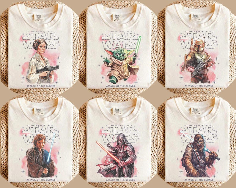 K&ouml;nnte beinhalten: Cremefarbene T-Shirts mit Star Wars-Charakteren und dem Text "STAR WARS ATTACK OF THE CLONES". Die Shirts zeigen Bilder von Prinzessin Leia, Yoda, Boba Fett, Anakin Skywalker, Darth Vader und Chewbacca.