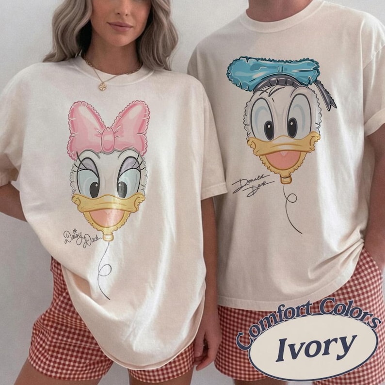 Camiseta Comfort Colors® Retro Disney com estampa de balão do Donald e da Margarida, estilo vintage, perfeita para uma viagem à Disneylândia em 2026. imagem 1