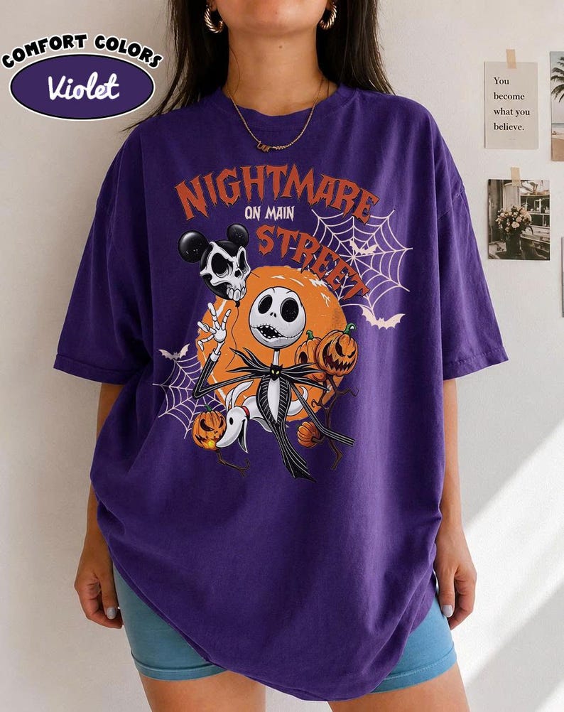 Pu&ograve; includere: Una t-shirt viola a maniche corte con una stampa grafica che riporta il testo Nightmare on Main Street, un personaggio scheletro, un cane fantasma, zucche, ragnatele e pipistrelli. La maglia presenta un girocollo e una vestibilit&agrave; ampia.