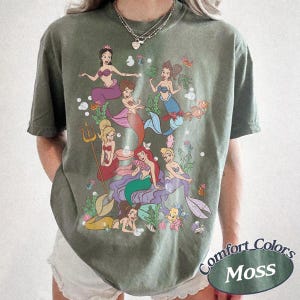 Camiseta Comfort Colors Retro de La Sirenita, Princesa Ariel y Flounder, con diseño de burbuja y póster de Disney. Regalo para ella. Princesa Ariel. Disneyland WDW. imagen 6