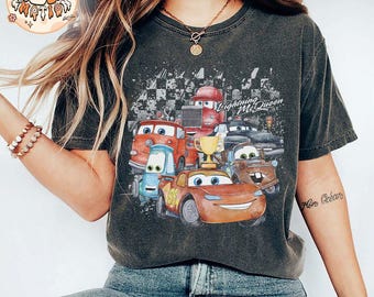 レトロ ラジエーター スプリングス カーズ ムービー コンフォート カラーズ シャツ、ライトニング マックィーン シャツ、カーズ ムービー ディズニー シャツ、ディズニー ファミリー トリップ 2025 シャツ