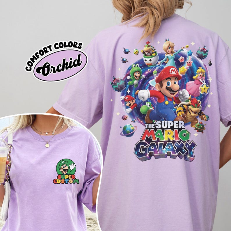 Pu&ograve; includere: T-shirt lilla chiaro con una grafica colorata del videogioco "The Super Mario Galaxy". Il design presenta Mario, la Principessa Peach e Bowser. La maglietta ha anche il testo "SUPER CUSTOM" e "COMFORT COLORS Orchid".