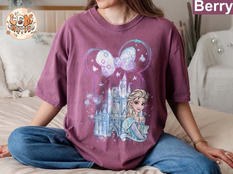 Puede incluir: Una camiseta morada con un estampado gr&aacute;fico de un castillo, un lazo y una princesa con cabello rubio. El texto "Berry" est&aacute; en la esquina superior derecha de la imagen.