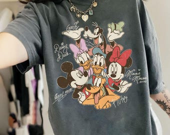 Camiseta retrô Mickey e seus amigos com assinaturas em cores confortáveis, camiseta Disneylândia, camiseta Disneyworld, camiseta Férias em Família Disney, camiseta Disney 2025