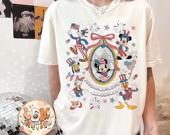 Maglietta Retro Coquette Bows Mickey and Friends Party in The USA, maglietta Happy Independence Day 2025, bandiera patriottica degli USA, maglietta Disney per il 4 luglio
