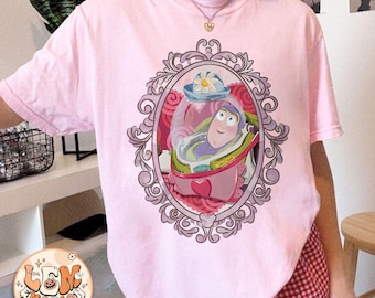 Camisa retro de Buzz Lightyear con lazo, colores cómodos, camisa de amigos de Toy Story, camisa de cumpleaños de Toy Story, camisas de Disney Pixar, Disney 2025