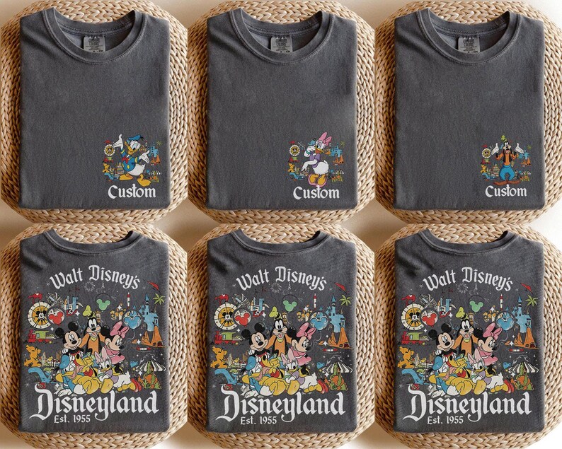Puede incluir: Seis camisetas grises con dise&ntilde;os de personajes de Disney. Tres camisetas tienen el texto "Custom" con el Pato Donald, Daisy y Goofy. Las otras tres camisetas dicen "Walt Disney's Disneyland Est. 1955" con Mickey, Minnie y otros personajes.
