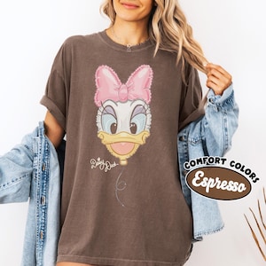 Camiseta Comfort Colors® Retro Disney com estampa de balão do Donald e da Margarida, estilo vintage, perfeita para uma viagem à Disneylândia em 2026. imagem 6
