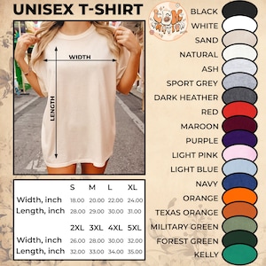 Pu&ograve; includere: Una t-shirt unisex di colore neutro, con opzioni di taglia e colore visualizzate. L'immagine mostra le misure di larghezza e lunghezza in cm per le taglie dalla S alla 5XL. Le opzioni di colore includono nero, bianco e varie tonalit&agrave;.