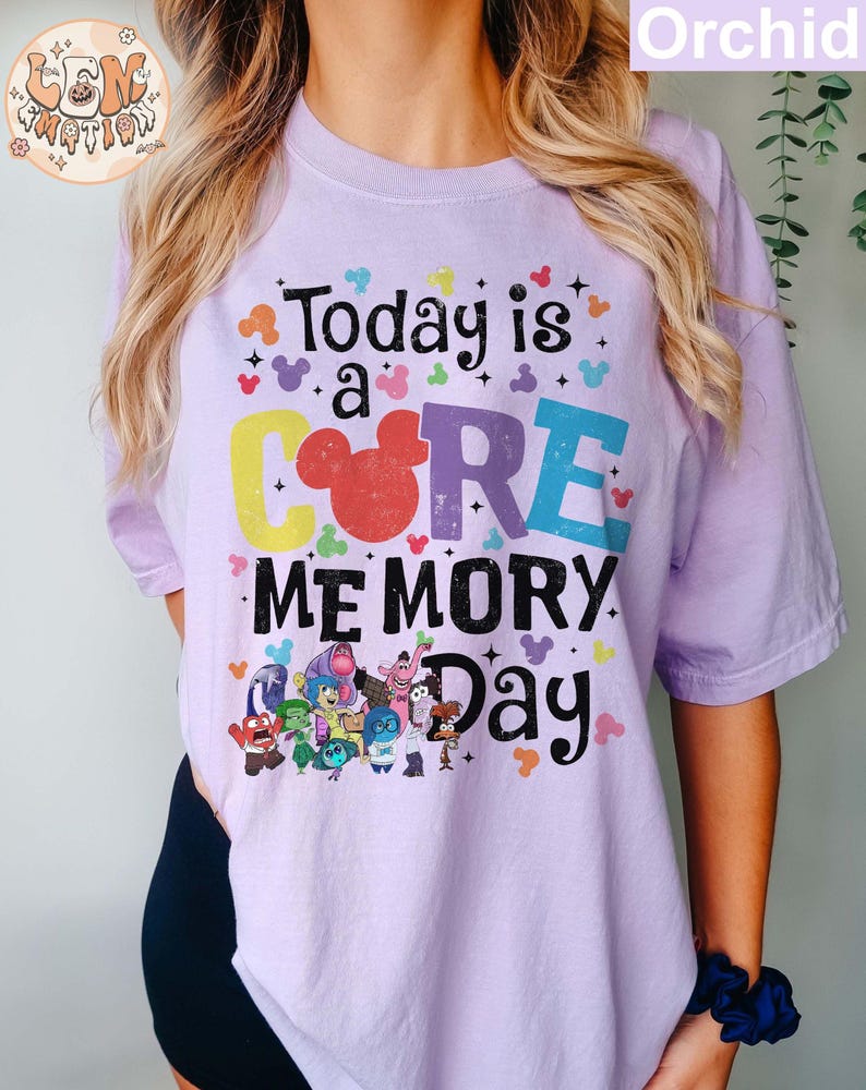 以下が含まれることがあります： カラフルな文字で「Today is a CORE MEMORY Day」と書かれたパープルのTシャツ。テキストはミッキーマウスの耳と星で囲まれています。シャツには、映画「インサイド・ヘッド」のキャラクターも描かれています。
