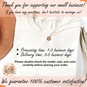 Op de afbeelding: Een wit T-shirt met de tekst "Thank you for supporting our small business! If you have any questions, don't hesitate to message us!" De tekst is zwart en het shirt ligt op een bruine ondergrond.  De tekst "Processing time: 1-3 business days" en "Delivery time: 3-5 business days" is ook zichtbaar.  De tekst "Please double-check the model, size, and colour carefully before placing your order." is ook zichtbaar.  De tekst "We guarantee 100% customer satisfaction!" is ook zichtbaar.