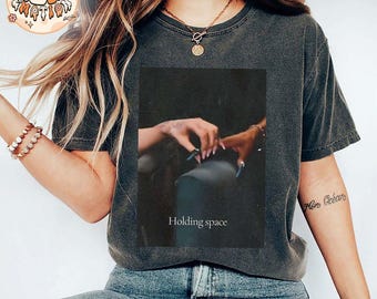Maglietta Retro Wicked, Holding Space Ariana Cynthia Finger Hold Defying Gravity Meme Wicked Movie Gift Maglietta Broadway, Maglietta Glinda Elphaba
