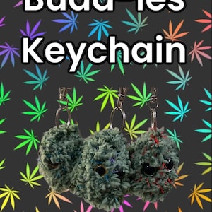 Puede incluir: Tres llaveros de peluche verde en forma de cogollos de marihuana con ojos negros y costuras rojas. Los llaveros cuelgan sobre un fondo de patrones de hojas de marihuana de colores.