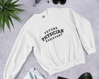 Zukünftiger Arzthelfer Sweatshirt, zukünftige Arzthelfer Shirt, Geschenke für PA, Abschlussgeschenk, Unisex Rundhalspullover