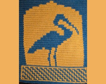Peut inclure: Tapisserie murale au crochet représentant un oiseau bleu sur fond jaune. L'oiseau se tient sur une base rayée bleu et jaune.