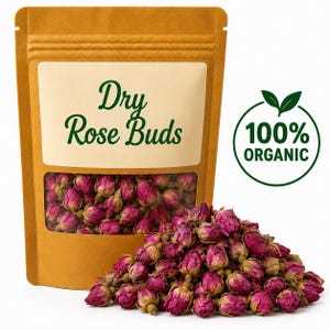 Könnte beinhalten: Ein brauner Standbeutel mit getrockneten Rosenknospen und einem Sichtfenster. Das Etikett trägt die Aufschrift Dry Rose Buds und ein kreisförmiges grünes Logo besagt 100% ORGANIC. Ein Haufen dunkelrosa getrockneter Rosenknospen liegt vor dem Beutel.