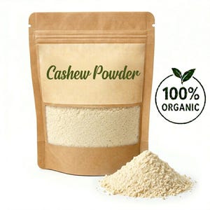 K&ouml;nnte beinhalten: Ein brauner Papiersack mit Cashew-Pulver mit einem transparenten Fenster, dem gr&uuml;nen Text "Cashew Powder" und einem Pulverhaufen davor. Ein gr&uuml;nes und wei&szlig;es kreisf&ouml;rmiges Logo lautet "100% ORGANIC".