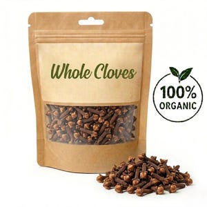Puede incluir: Una bolsa de papel marrón con una ventana transparente, llena de clavos enteros. La bolsa tiene la inscripción "Whole Cloves". Un pequeño montón de clavos está delante de la bolsa. Una etiqueta circular dice "100% ORGANIC".