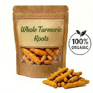 Puede incluir: Una bolsa de papel marrón con una ventana transparente que muestra raíces de cúrcuma enteras. La bolsa tiene el texto "Whole Turmeric Roots" en verde. Un montón de raíces de cúrcuma está frente a la bolsa. La imagen también incluye un sello "100% Organic".