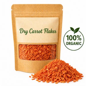 Può includere: Un sacchetto di carta marrone con una finestra trasparente che mostra scaglie di carote secche arancioni. La borsa ha il testo "Dry Carrot Flakes" in verde. Un mucchio di scaglie di carote arancioni è di fronte alla borsa. Un cerchio verde con la scritta "100% ORGANIC" è a destra.