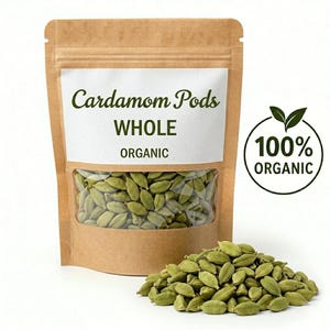 Pode incluir: Um saco de papel castanho com uma janela transparente mostrando vagens de cardamomo verdes. A sacola tem um rótulo branco com o texto "Cardamom Pods WHOLE ORGANIC". Uma pilha de vagens de cardamomo está na frente da sacola. Um logotipo circular diz "100% ORGANIC".