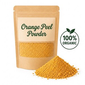 Può includere: Un sacchetto di carta kraft pieno di polvere di buccia d'arancia, con un'etichetta che recita "Orange Peel Powder". Un piccolo mucchio di polvere è davanti al sacchetto. Un logo circolare verde e bianco indica che il prodotto è biologico al 100%.