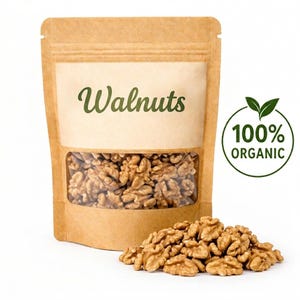 Puede incluir: Una bolsa de papel marrón con una ventana transparente que muestra nueces. La bolsa tiene la palabra "Walnuts" en verde y un sello "100% Organic". Un pequeño montón de nueces está frente a la bolsa.