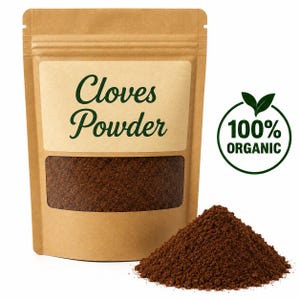 Puede incluir: Una bolsa de papel kraft marrón con polvo de clavo de olor marrón oscuro, que incluye una ventana transparente y una etiqueta con el texto Cloves Powder. A la derecha, un logotipo circular verde muestra el texto 100% ORGANIC con dos hojas.