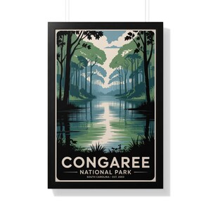 Könnte beinhalten: Ein gerahmtes Poster mit einer ruhigen Landschaft des Congaree Nationalparks in South Carolina. Das Kunstwerk zeigt eine friedliche Flussszene mit üppigen grünen Bäumen und einer reflektierenden Wasseroberfläche. Der Name des Parks und das Gründungsjahr sind unten angegeben.
