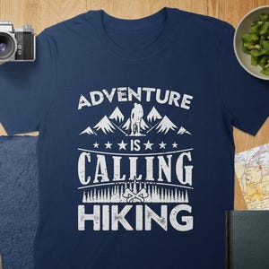 Camiseta gráfica de senderismo &quot;La aventura te llama&quot;: Camiseta para amantes de la naturaleza